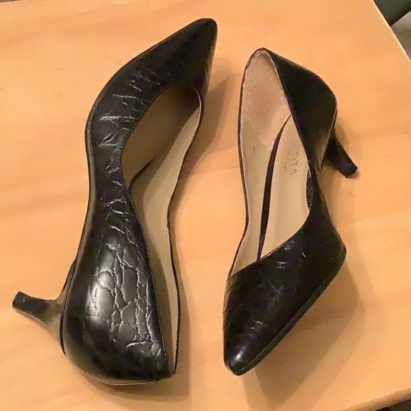 Elegant Black Leather Pumps - Picture 3 of 5